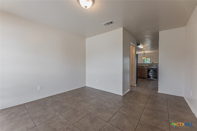 Foto del edificio - 2406 Waterfall Dr