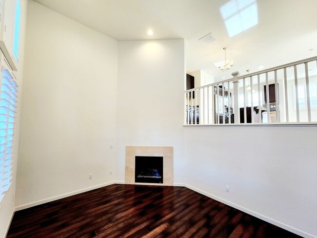 Foto del edificio - Stately 3 bedroom 2.5 bath townhouse in Re...