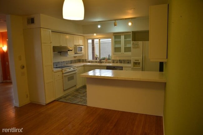 Building Photo - 3 br, 1.5 bath Townhome - 7981 Playmor Ter