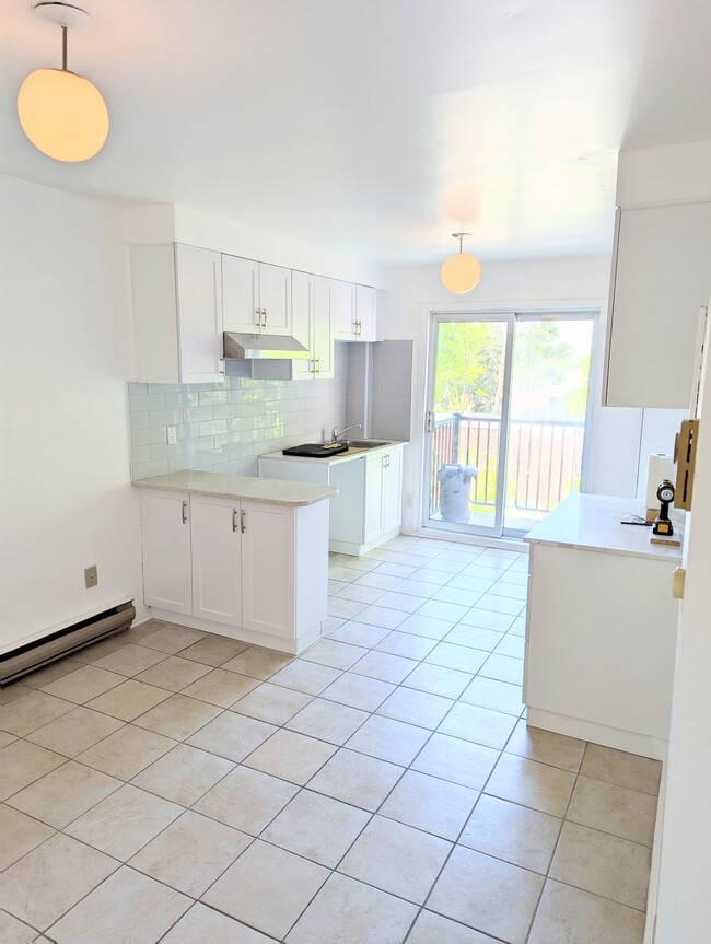 Photo du bâtiment - 1609 Rue Sauvé E