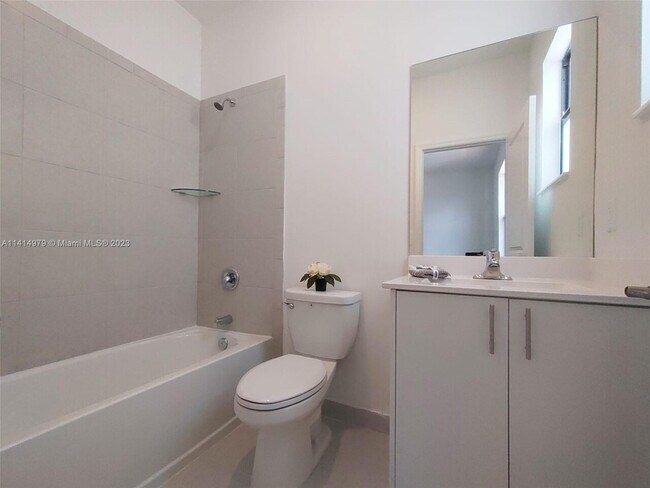 Foto del edificio - $2,600 11723 SW 246 Terr CORSICA