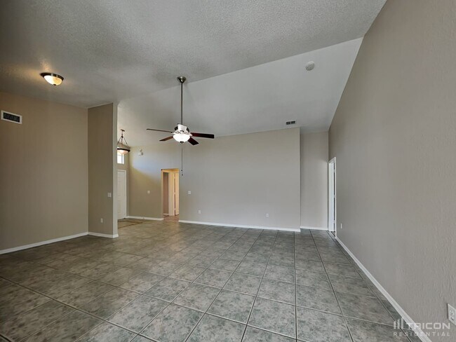 Building Photo - 7641 Manor Dr