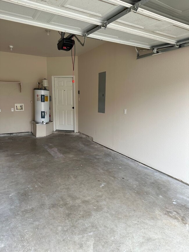 Building Photo - Townhouse available for IMMEDIATE move in