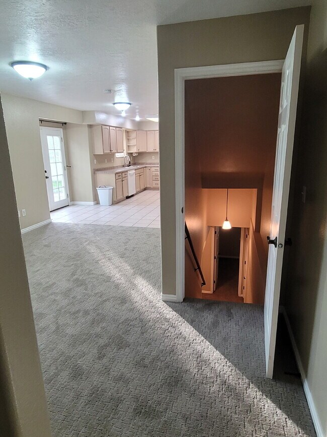 Foto del edificio - "Spacious 5-Bedroom home with 3.5 Baths and fenced yard!"