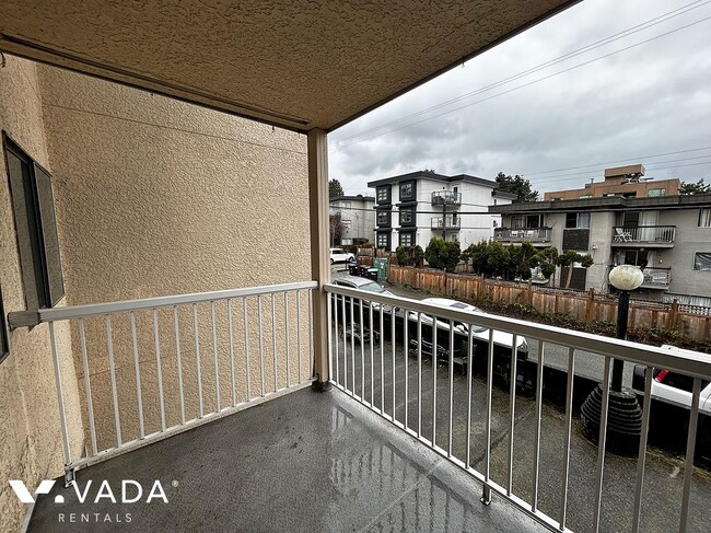 Photo du bâtiment - Sparwood 1 Bed Apartment Rental 204-975 E ...