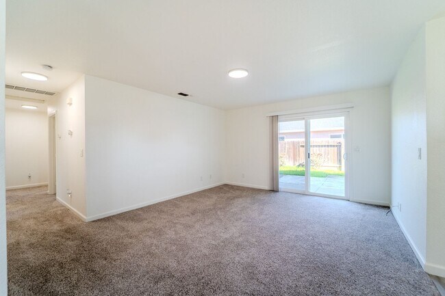 Foto del edificio - ASK ABOUT OUR HALF OFF MOVE IN SPECIAL!!