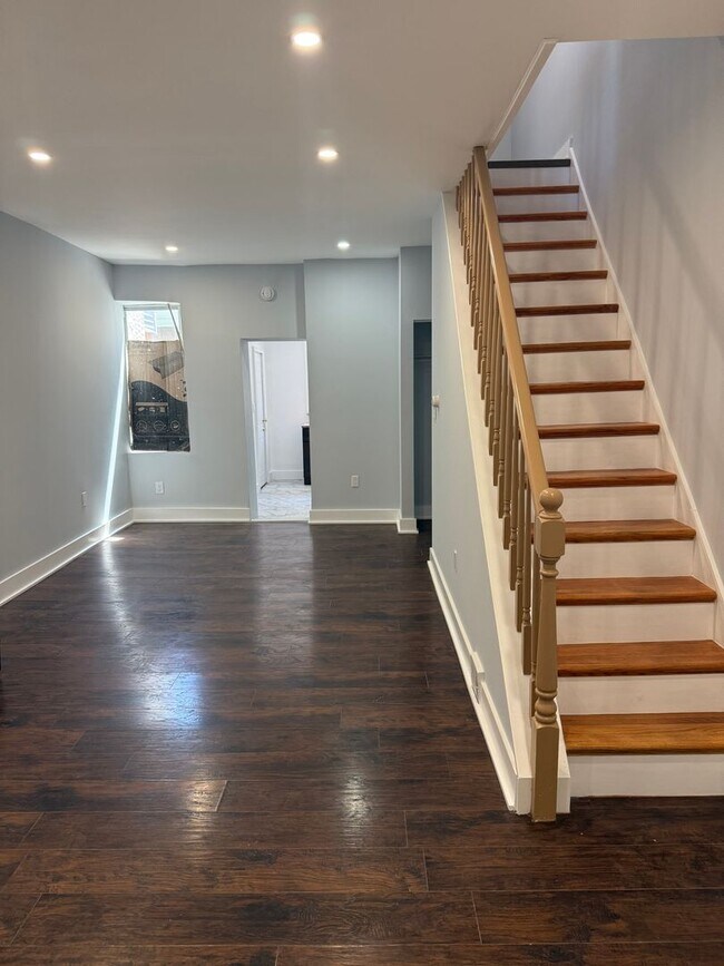 Foto del edificio - Charming 2-Bedroom Home in Port Richmond Available For Rent!