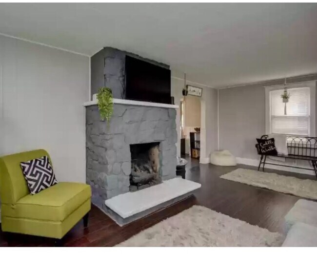 Foto del edificio - 561 Wehrle Ave