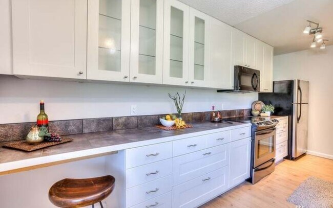 Plenty of cabinet and storage space - 6012 N 15th St