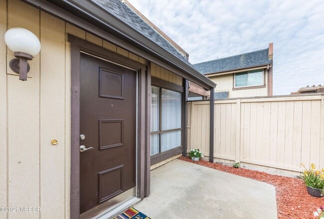 Building Photo - Updated One Bedroom Townhome in Convenient Location!