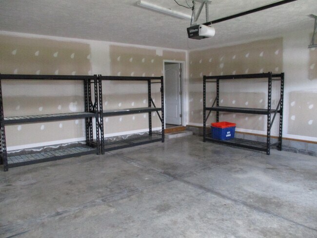 Building Photo - 220 Merin Height Rd