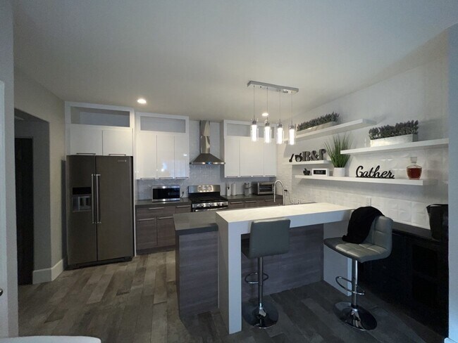 Building Photo - 1 BEDROOM 1 BATH FULLY FURNISHED CONDO LOC...
