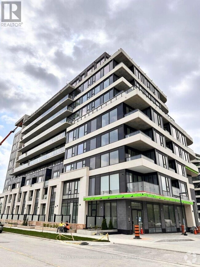 Building Photo - 8188-8188 Yonge St