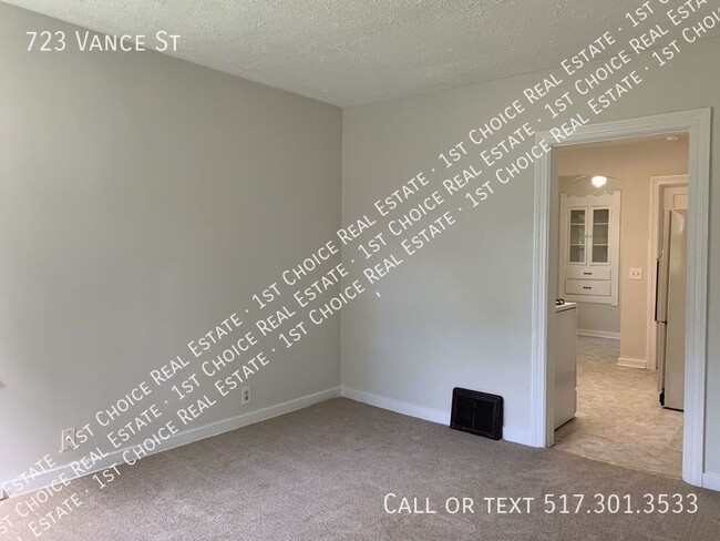 Building Photo - 2-BDR 1-BTH House w/ Garage & Basement - C...