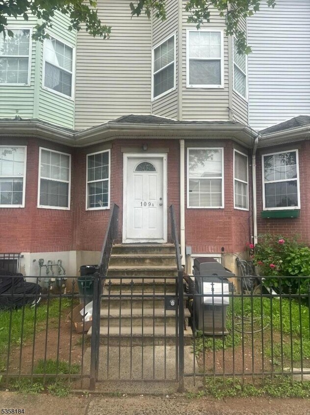 Primary Photo - 461 Catherine St