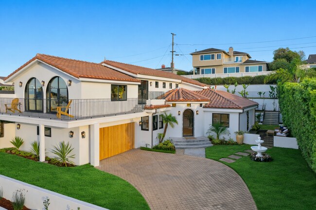 Foto del edificio - Completely Remodeled, Custom 4BR3.5BA Hilltop Home w/ Incredible Panoramic Ocean/Whitewater/Coast...
