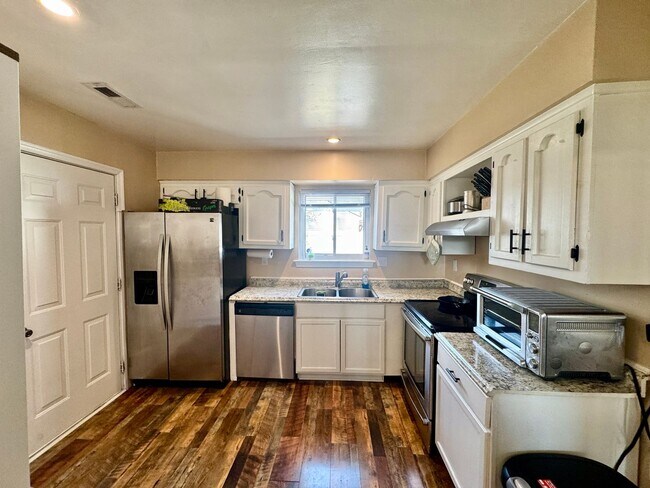 Foto del edificio - 3 bed/2 bath home on large corner lot