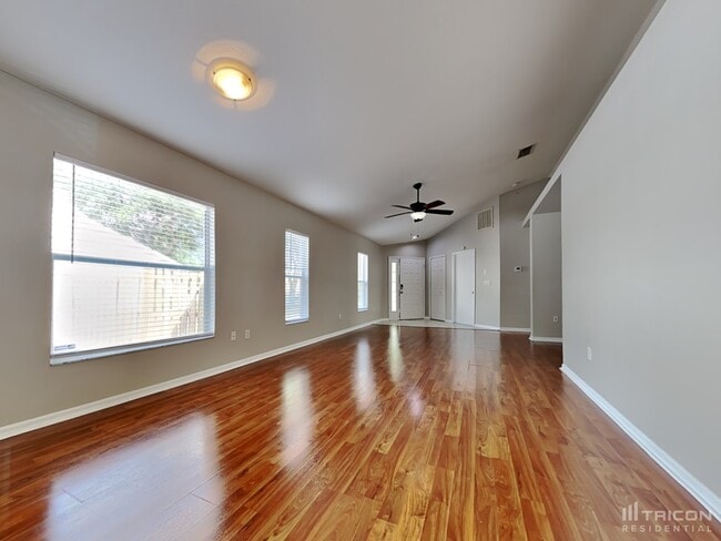 Building Photo - 24633 Laurel Ridge Dr