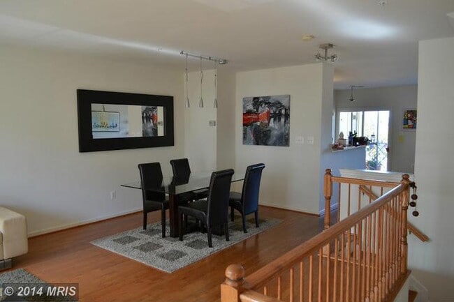Building Photo - Beautiful sun-filled 3 br, 2.5 bath townho...