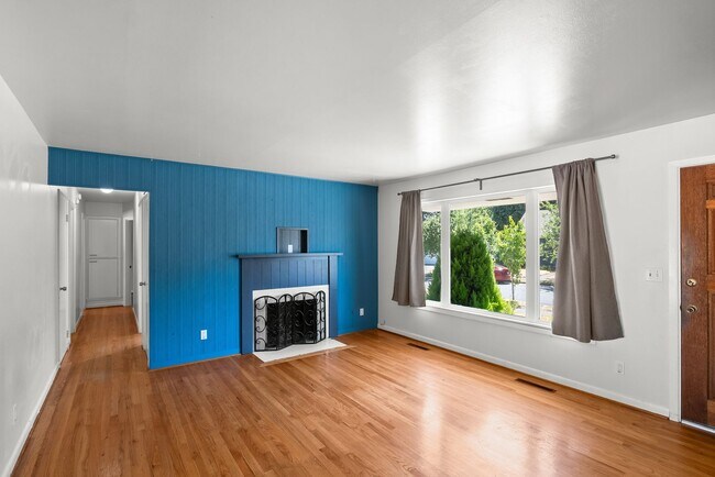 Foto del edificio - Charming 3-Bedroom Bungalow on Large Fenced Lot