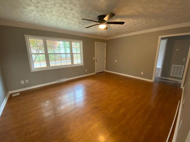 Building Photo - 4 bedroom, 1-1/2 bathroom House in West Rome!