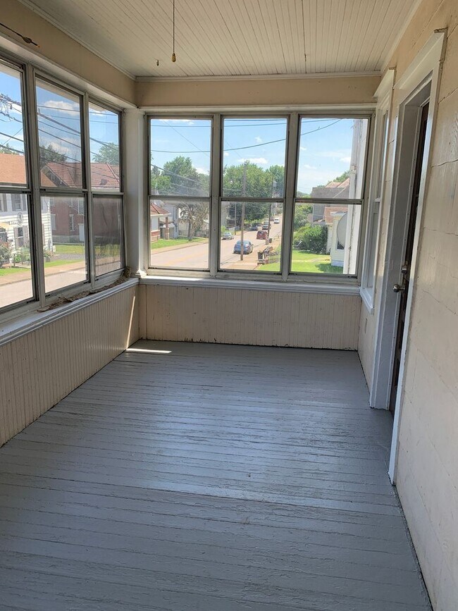 Foto del edificio - Large 3 bedroom house with fenced in backyard
