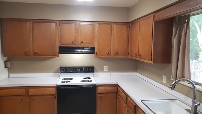 Huge kitchen! Current photo of side of kitchen. More photos to come. - 1400 Brentwood Dr