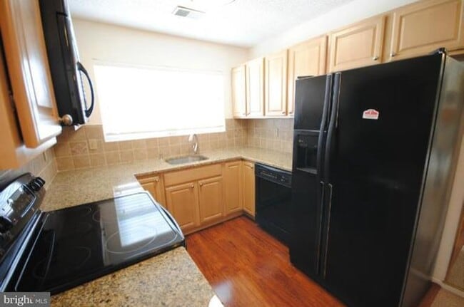 Kitchen now has stainless steel appliances - 1117 Huntmaster Ter NE