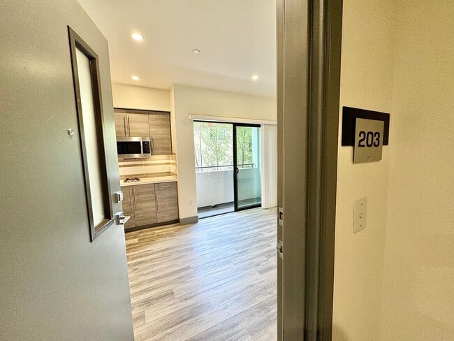 Interior Photo - mid374