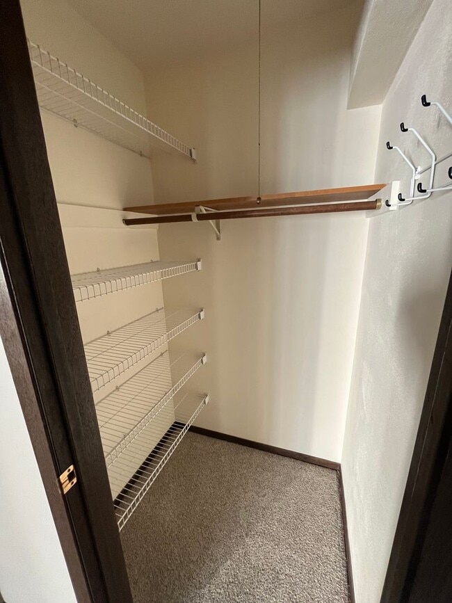 Building Photo - Spacious 2 bedroom condo!