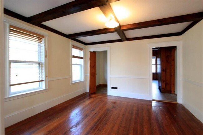 Foto del edificio - 92 Rogers Ave