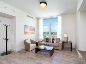 Building Photo - 209 N Ocean Dr