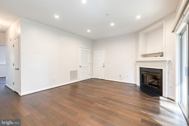 Foto del edificio - Beautifully updated 2 bed 2 bath patio-lev...