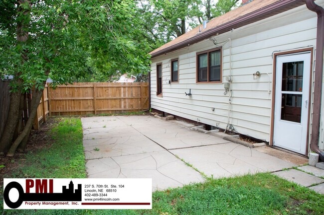 Building Photo - 1 Bedroom, 1.5 Bathroom, House For Rent Av...