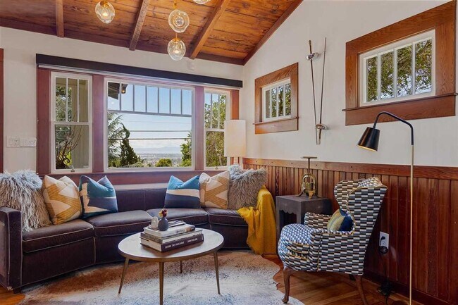 Foto del edificio - Beautiful Lincoln Heights Retreat W/ Chef’s Kitchen & Expansive Deck