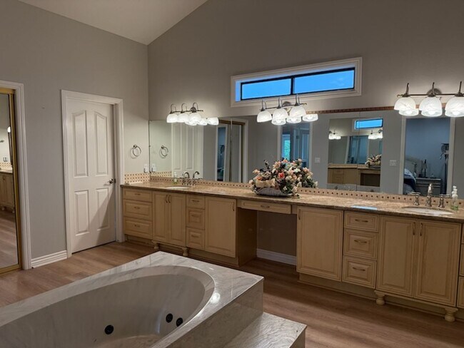 Foto del edificio - Spacious NW 2 story home locate in The Lakes available soon!