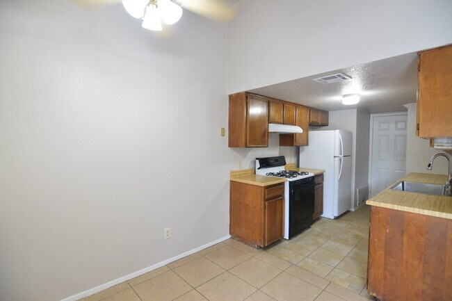 Foto del edificio - 2403 Skylark Cir