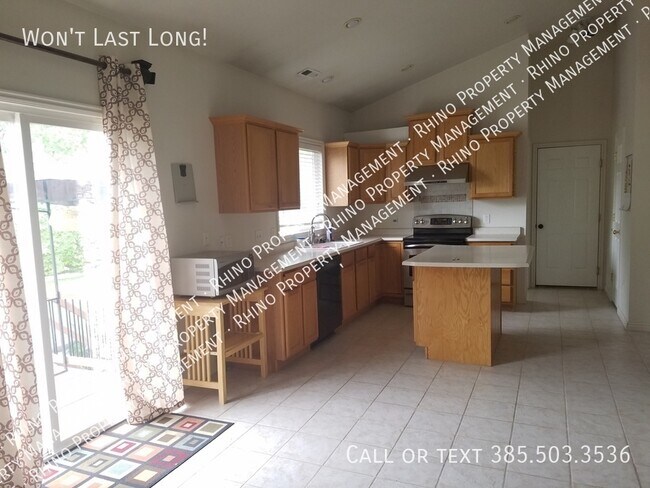 Building Photo - 3 Bedroom/2.5 Bathroom Twin Home in West J...