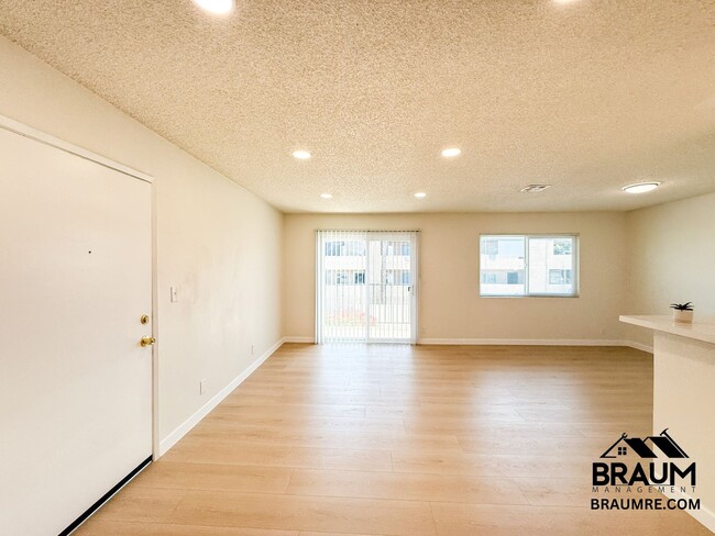 Building Photo - 14801 Delano St