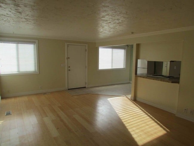 Building Photo - 2 Bedroom Condo in Taylorsville with Garage