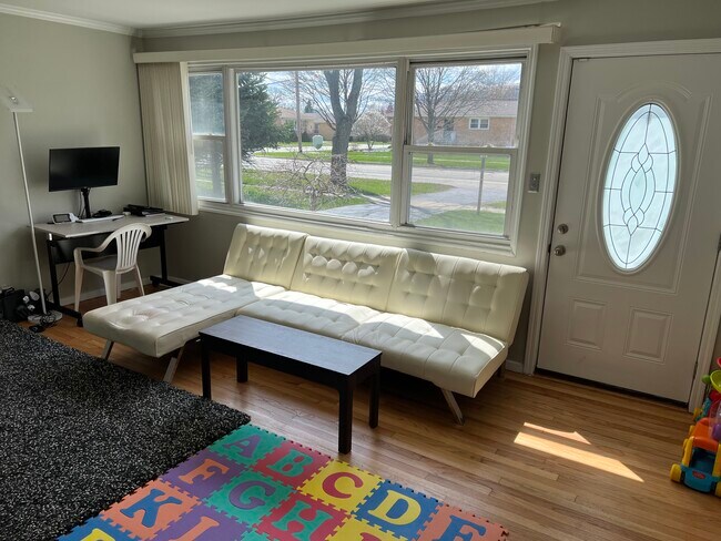 Living room with lots of natural light coming in - 9327 Harlem Ave