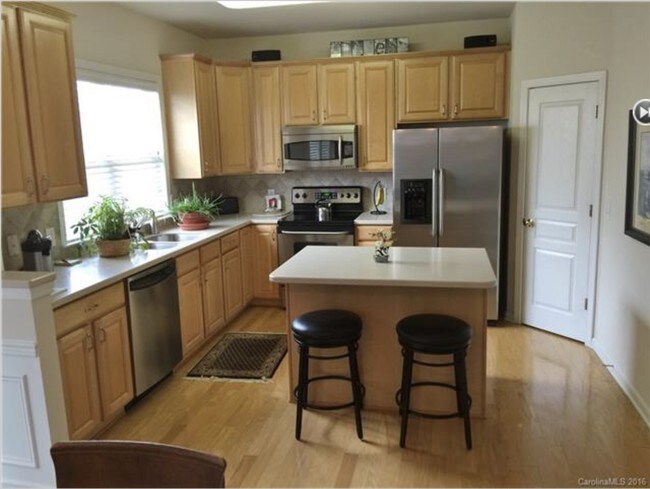 Building Photo - 14713 Ballantyne Village Way