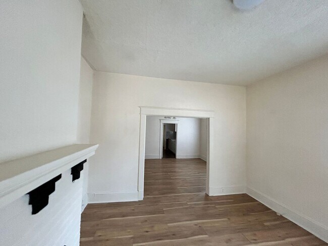 Building Photo - 2 Bedroom House