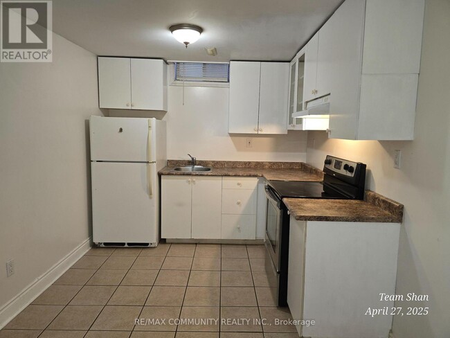 Building Photo - 2386 Denvale Dr