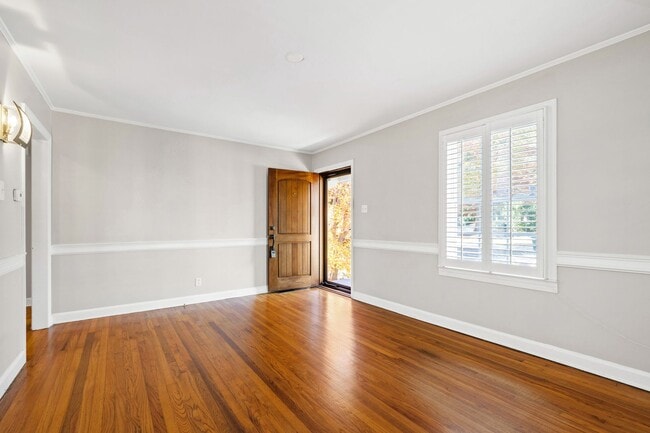 Building Photo - Charming Updated Bungalow in Raleigh’s Mordecai District!