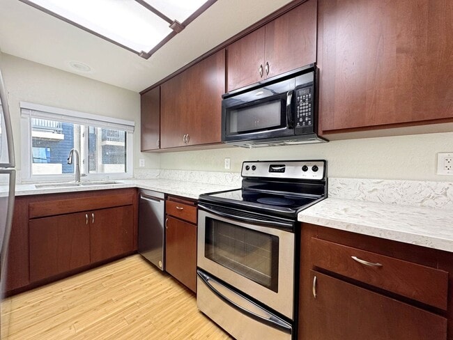 Building Photo - Beautiful 2B 3BA Townhome w/ W/D and 2 Car...