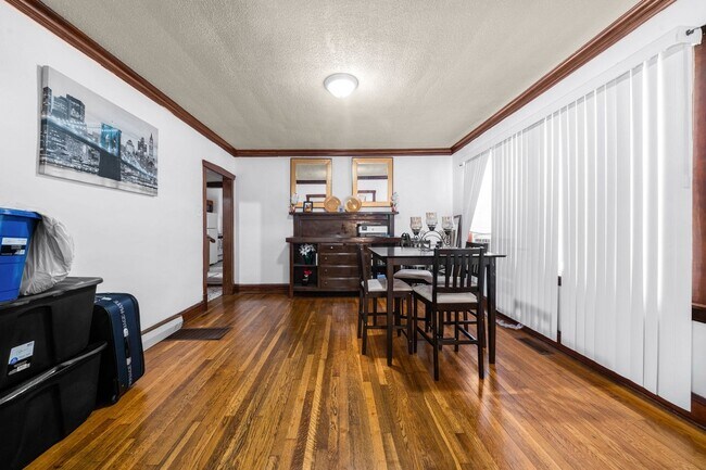 Building Photo - 2042 Darrow Avenue, Unit 1