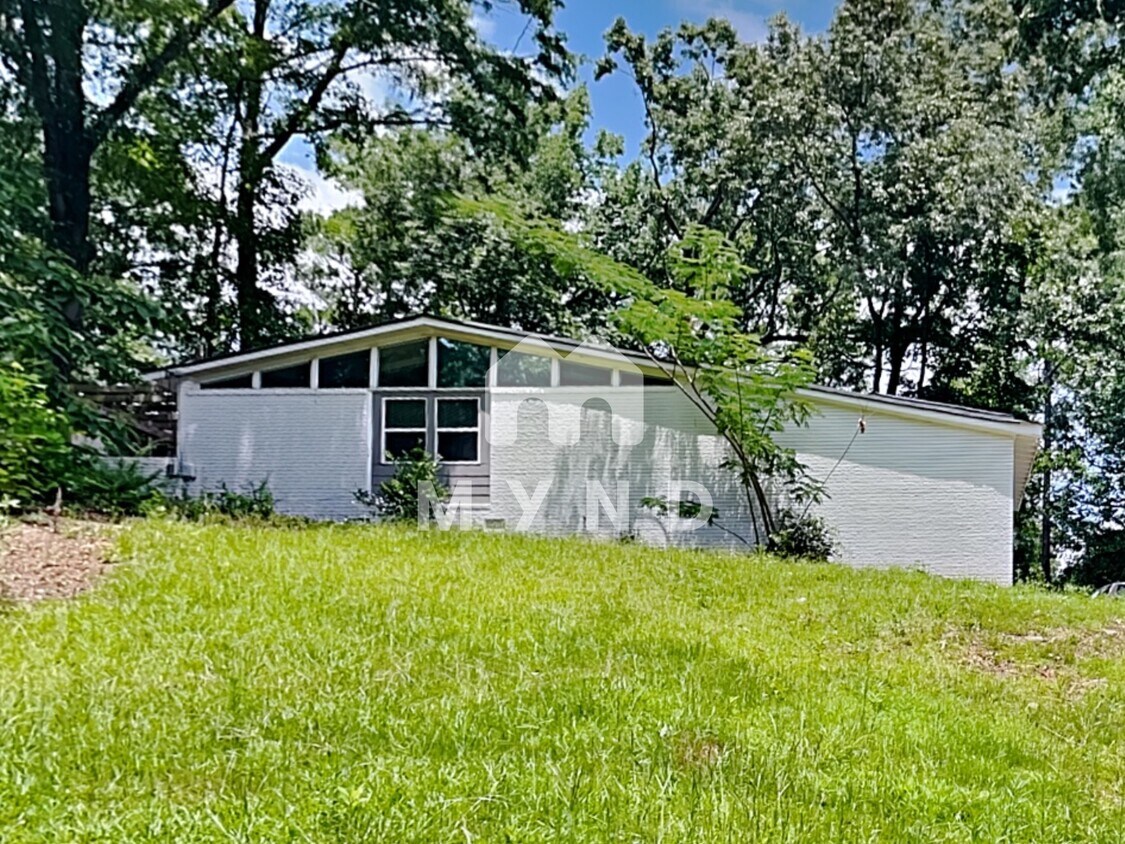Primary Photo - 1322 N Cliff Valley Way NE