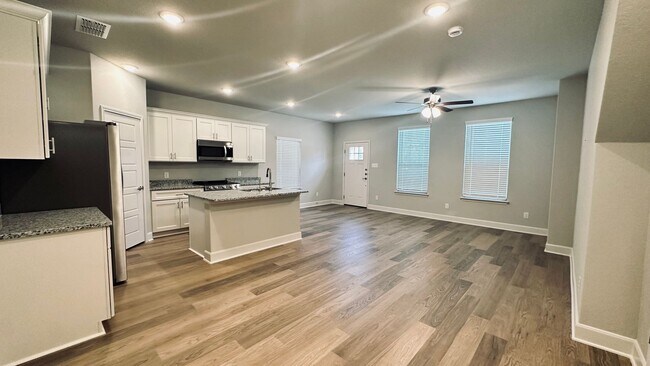 Foto del edificio - Newly Built Duplex on the Far West Side!