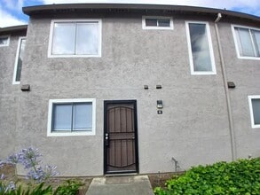 Building Photo - 1940 Grande Cir